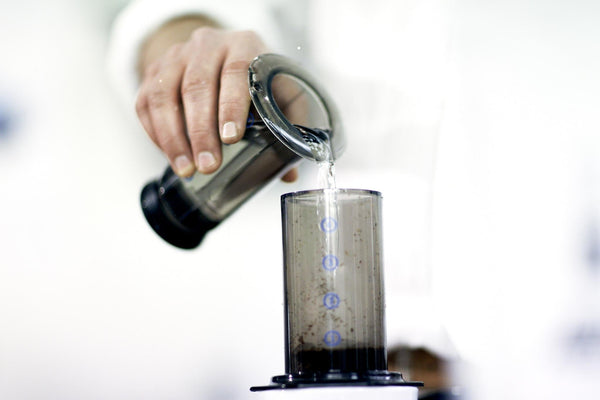 Aeropress - wszystko co chcesz wiedzieć, aby pić pyszną kawę w domu i podróży.