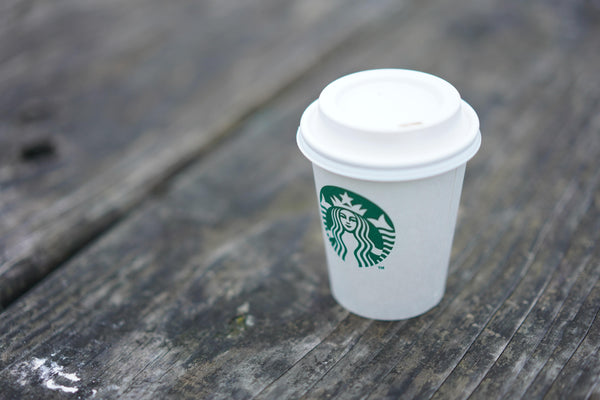 Starbucks rezygnuje z plastikowych słomek